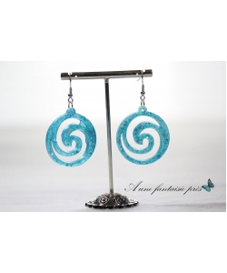 1357_-_boucle_doreille_argent_acier_inoxydable_spirale_bleu_turquoise_paillet_rsine_15_euros