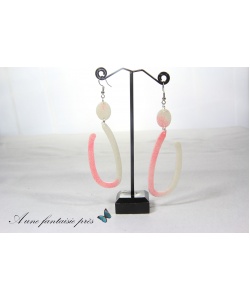 1551_-_boucle_doreille_argent_acier_inoxydable_demi-ovale_rose_et_blanc_paillet_en_rsine__15_euros
