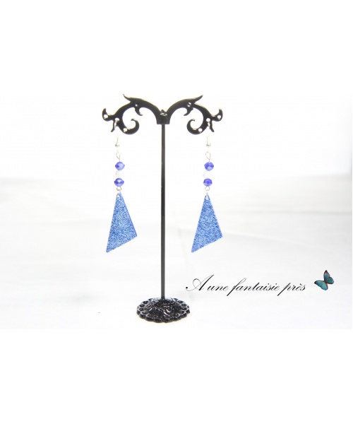 1233_-_boucles_doreilless_argent_acier_inoxydable_pendentif_triangle_bleu_brillant_et_perles_15_euros