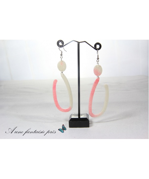 1551_-_boucle_doreille_argent_acier_inoxydable_demi-ovale_rose_et_blanc_paillet_en_rsine__15_euros