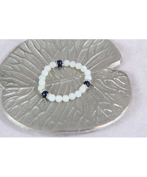 475_-_bracelet_perle_blanche_givre_perle_bleu_fonce_et_strass_12_euros